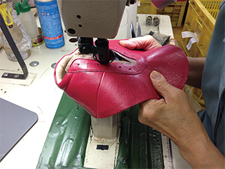 アサヒメディカルウォーク 靴の甲側の革を縫う職人の手元